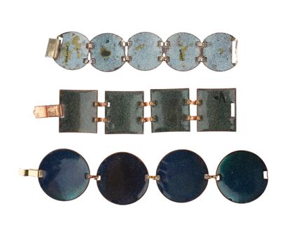 BRACELETS
Lot composé de trois (3) bracelets...
