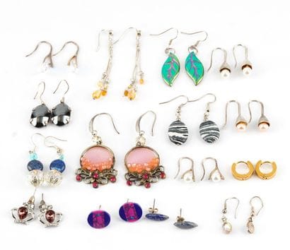 EARRINGS
Lot including silver earrings set...