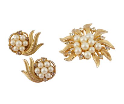 TRIFARI
Broche et paire de boucles d'oreilles...