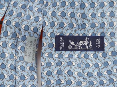 HERMÈS
Lot comprenant une cravate et petit...