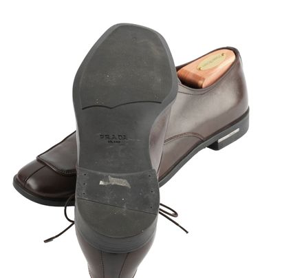 PRADA
Chaussure Prada en cuir marron.
Taille:...