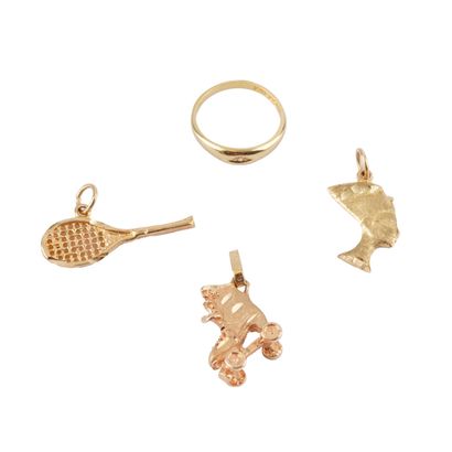 10K GOLD
Lot of 3 pendants and a small ring...