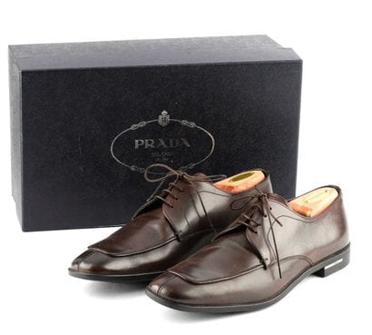 PRADA
Chaussure Prada en cuir marron.
Taille:...