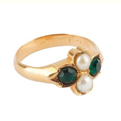 20K GOLD
20K yellow gold ring set with pearls...