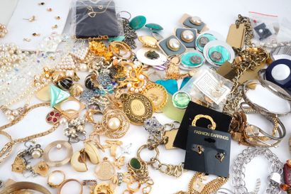 FANTAISIE / COSTUME
Lot de bijoux fantaisie...