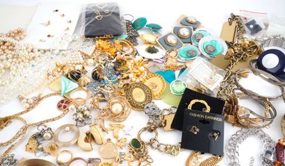 FANTAISIE / COSTUME
Lot de bijoux fantaisie...