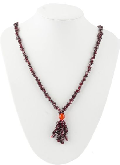 GRENAT / GARNET
Collier composé de billes...