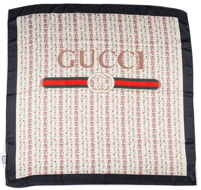 CUCCI
Carré Gucci en soie 100%.
Dimensions:...