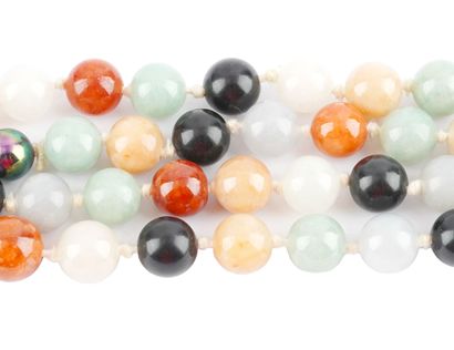 AGATE
Collier copmosé de billes d'agates...