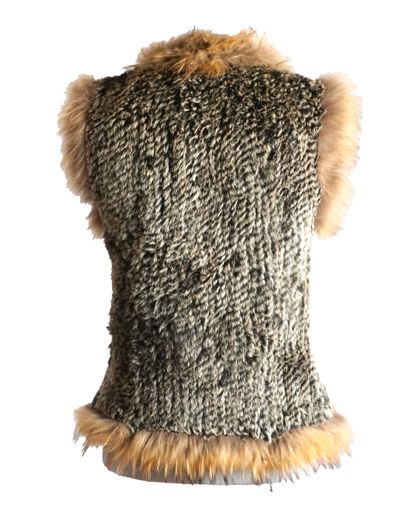 FOURRURE / FUR
Gilet en fourrure sans manches,...