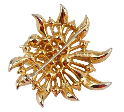 TRIFARI
Broche et paire de boucles d'oreilles...