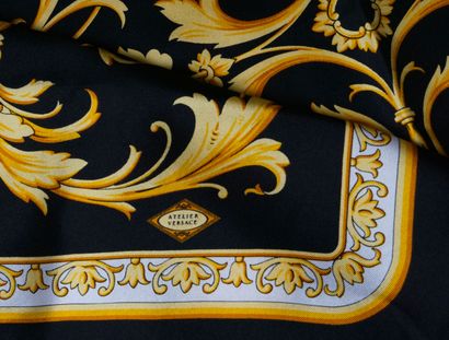VERSACE
Foulard Versace en soie 100%.
Dimensions:...