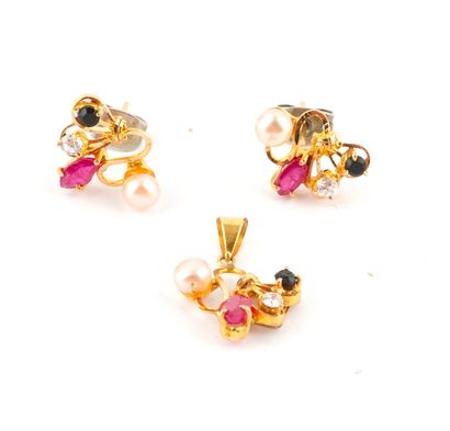 14K GOLD 
18K yellow gold pendant and earrings...