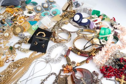 FANTAISIE / COSTUME
Lot de bijoux fantaisie...