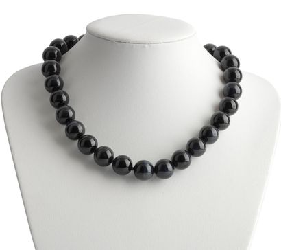 ŒIL DE FAUCON
Collier composé de perles rond...