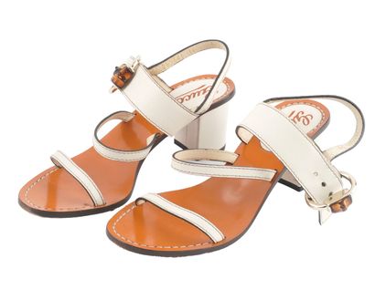 GUCCI
Sandale Gucci en cuir beige.
Taille:...