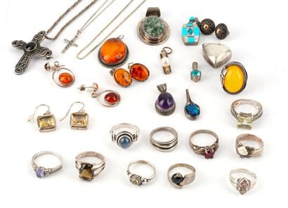 ARGENT / SILVER
Lot de bijoux en argent comprenant...
