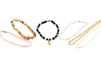 COLLIERS / NECKLACES
Lot comprenant des colliers...
