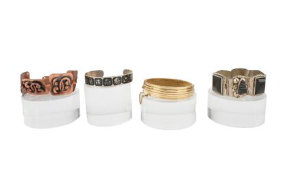 BRACELETS
Lot composé de quatre (4) bracelets...