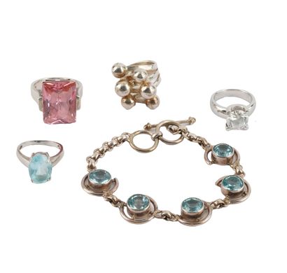 ARGENT / SILVER
Lot de bijoux en argent comprenant...