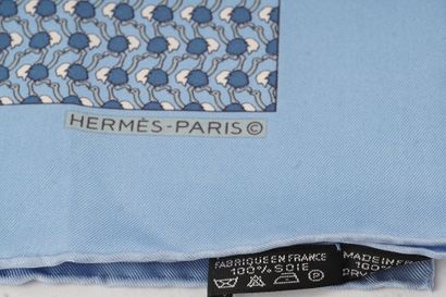 HERMÈS
Lot comprenant une cravate et petit...