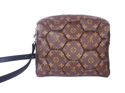 LOUIS VUITTON HEXAGON NEO TROCADERO
Louis...