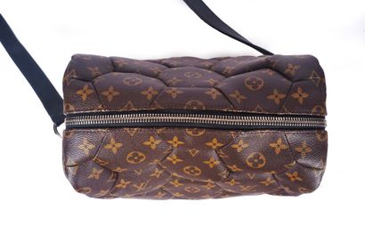 LOUIS VUITTON HEXAGON NEO TROCADERO
Louis...