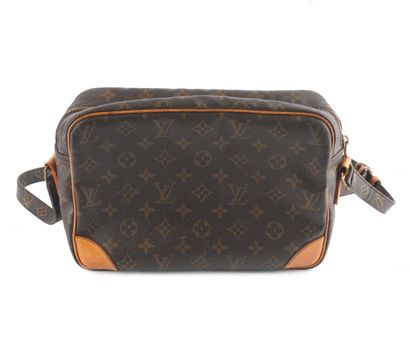 LOUIS VUITTON
Louis Vuitton Messenger shoulder...