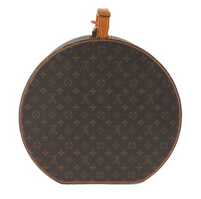 LOUIS VUITTON
Louis Vuitton hat box in Monogram...