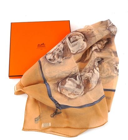HERMÈS
Hermès scarf in 100% silk
86 x 86...