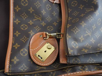 LOUIS VUITTON
Louis Vuitton travel garment...
