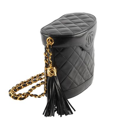 CHANEL CC
Chanel CC shoulder bag in black...