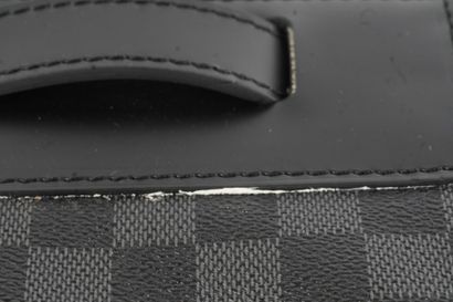 LOUIS VUITTON ECLIPSE
Large Louis Vuitton...