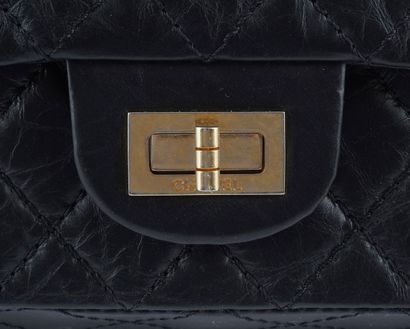 CHANEL 2.55
Chanel shoulder handbag Model...