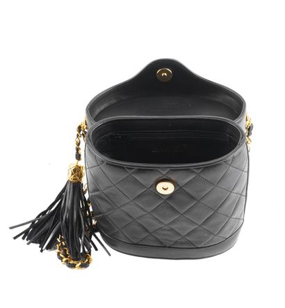 CHANEL CC
Chanel CC shoulder bag in black...