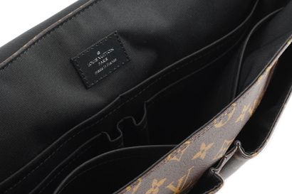LOUIS VUITTON
Louis Vuitton Christopher Messenger...