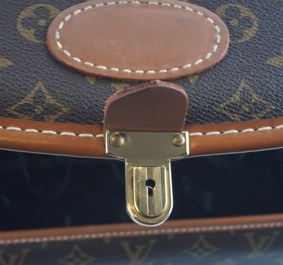 LOUIS VUITTON
Louis Vuitton cosmetic bag...
