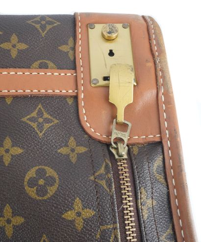 LOUIS VUITTON
Louis Vuitton suitcase in Monogram...