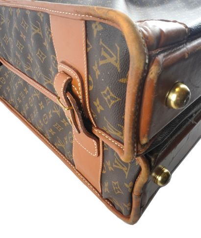 LOUIS VUITTON
Louis Vuitton travel garment...