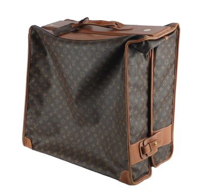 LOUIS VUITTON
Louis Vuitton travel garment...