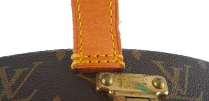 LOUIS VUITTON
Louis Vuitton hat box in Monogram...
