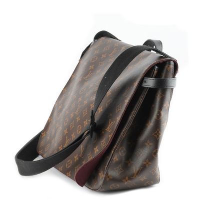 LOUIS VUITTON
Louis Vuitton Monogram canvas...