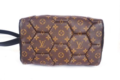 LOUIS VUITTON HEXAGON NEO TROCADERO
Louis...