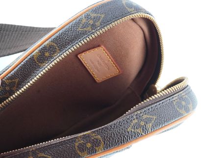 LOUIS VUITTON
Louis Vuitton Ganju Pouch belt...