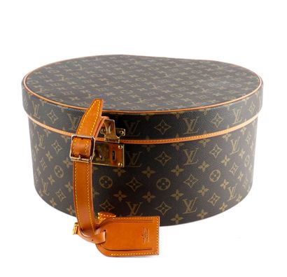 LOUIS VUITTON
Louis Vuitton hat box in Monogram...