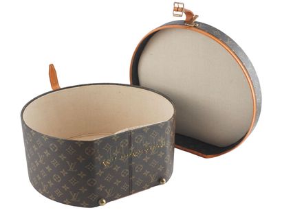 LOUIS VUITTON
Louis Vuitton hat box in Monogram...