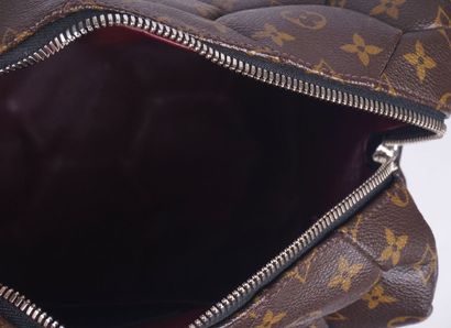 LOUIS VUITTON HEXAGON NEO TROCADERO
Louis...