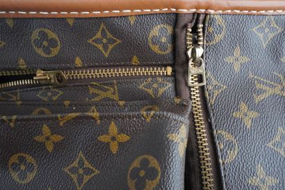 LOUIS VUITTON
Louis Vuitton travel garment...