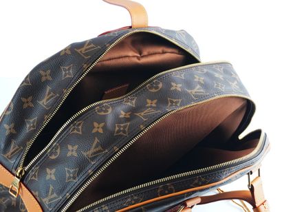 LOUIS VUITTON
Louis Vuitton hat chest bag...