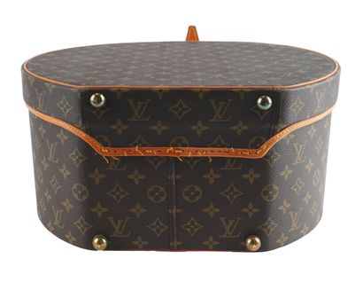 LOUIS VUITTON
Louis Vuitton hat box in Monogram...